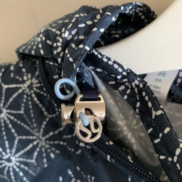 Lululemon Miss Misty Pullover Exploded Sashico Star Windbreak Rain Jacket Size 2 - Picture 9 of 13